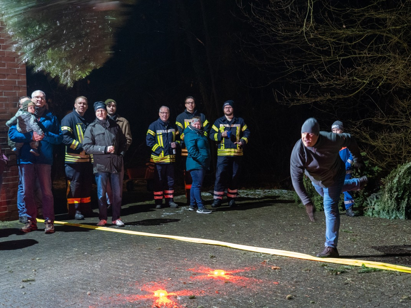 FW Flotwedel: Weihnachtsbaumweitwurf der Ortsfeuerwehr Wienhausen lockt erneut zahlreiche Besucher:innen an - Foto: presseportal.de