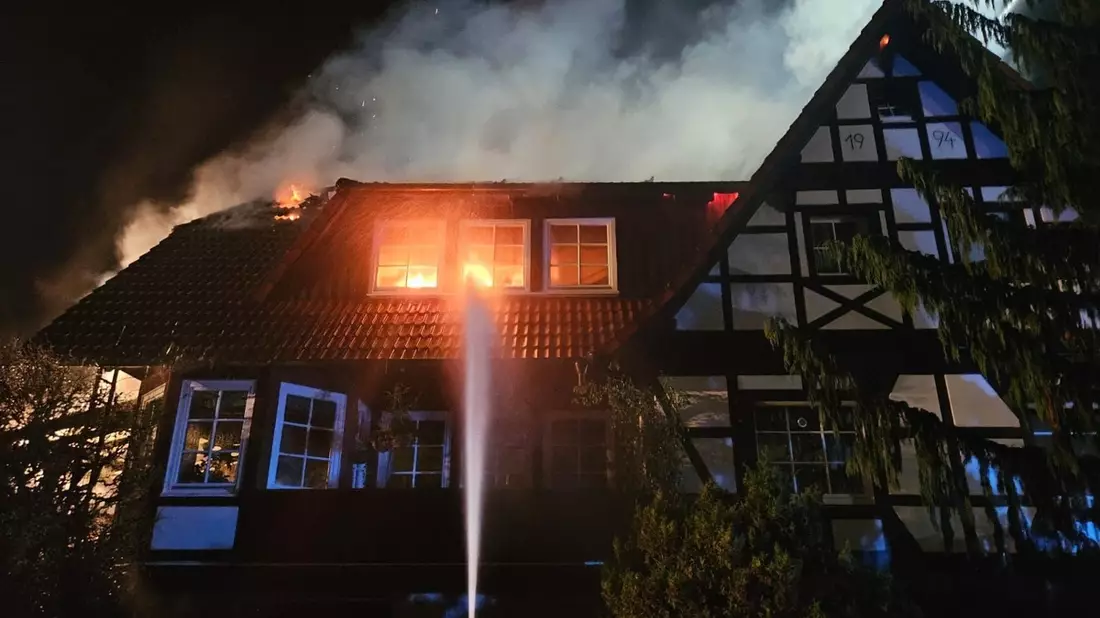FW Lügde: Großfeuer in der Nähe des Lügder Gerätehauses - 2 Menschen gerettet - Bild: presseportal.de