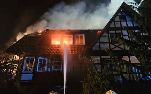 FW Lügde: Großfeuer in der Nähe des Lügder Gerätehauses - 2 Menschen gerettet - Foto: presseportal.de