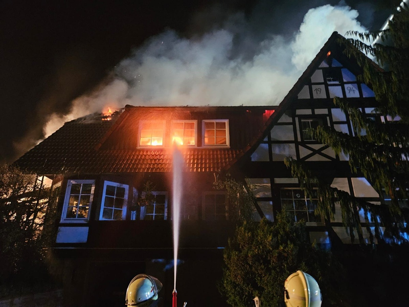 FW Lügde: Großfeuer in der Nähe des Lügder Gerätehauses - 2 Menschen gerettet - Foto: presseportal.de