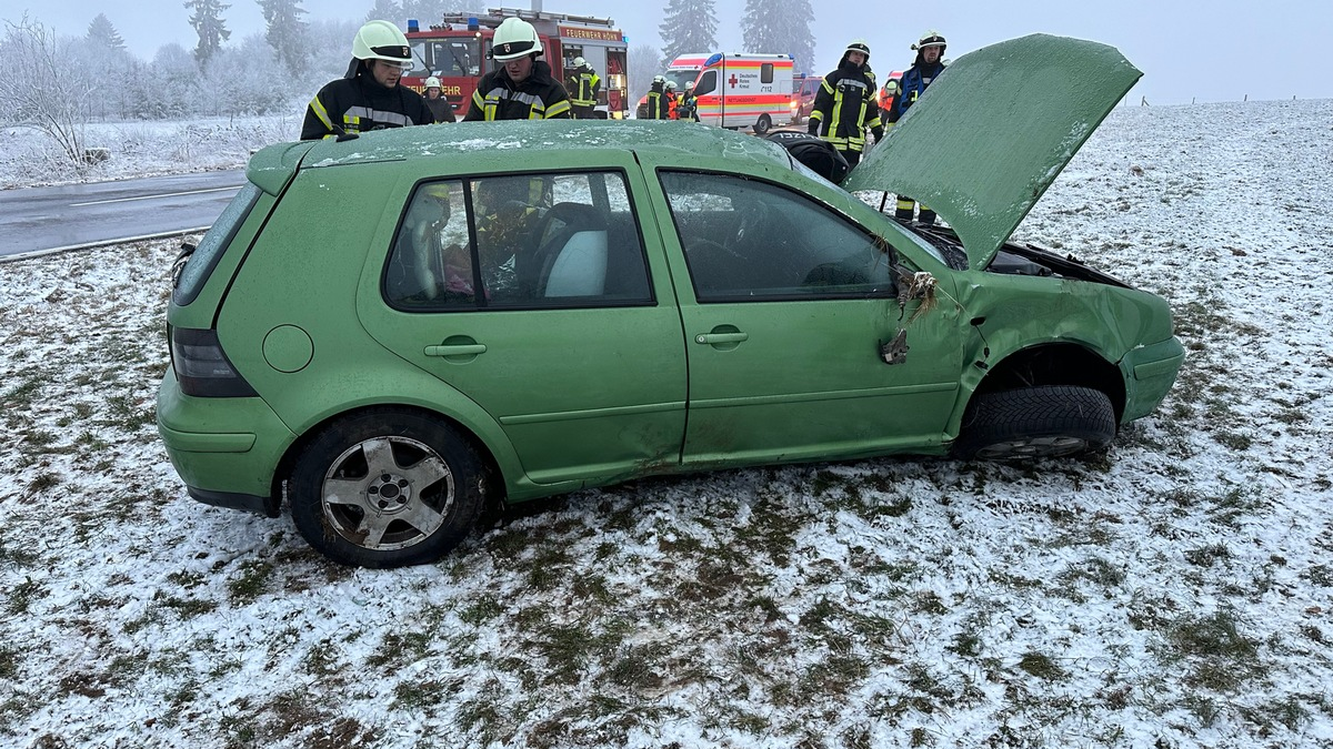 FW VG Westerburg: Fahrzeug kommt von spiegelglatter Fahrbahn ab - Mutter und Sohn kommen mit leichten Verletzungen davon. - Foto: presseportal.de