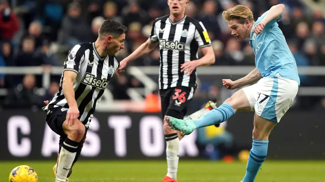 Nach der Einwechslung von Kevin De Bruyne (r) drehte Manchester City das Spiel in Newcastle. - Bild: Owen Humphreys/PA Wire/dpa
