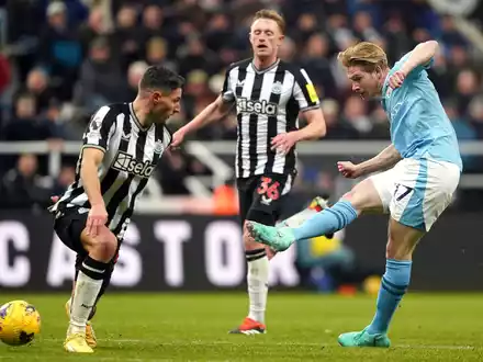 Nach der Einwechslung von Kevin De Bruyne (r) drehte Manchester City das Spiel in Newcastle. - Foto: Owen Humphreys/PA Wire/dpa