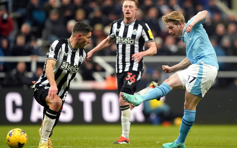 Nach der Einwechslung von Kevin De Bruyne (r) drehte Manchester City das Spiel in Newcastle. - Foto: Owen Humphreys/PA Wire/dpa