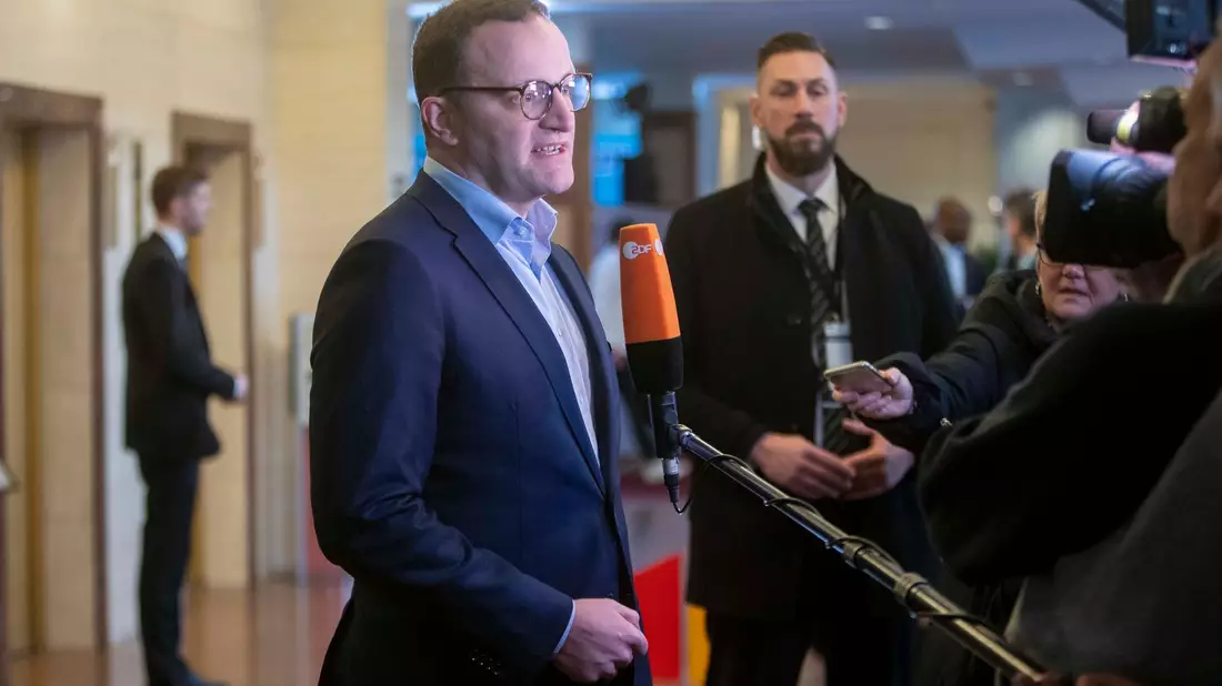 Unionsfraktionsvize Jens Spahn äußerte sich zu den verschärften Sanktionen beim Bürgergeld. - Bild: Helmut Fricke/dpa