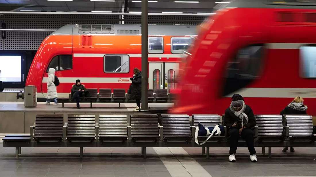 Bund und Länder wollen sich über die weitere Finanzierung des Deutschlandtickets verständigen. - Bild: Joerg Carstensen/dpa