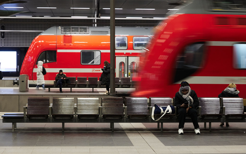 Bund und Länder wollen sich über die weitere Finanzierung des Deutschlandtickets verständigen. - Foto: Joerg Carstensen/dpa