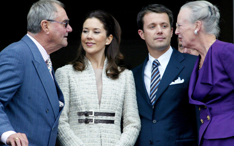 Dänemarks Kronprinz Frederik (M, r) und seine Verlobte Mary Donaldson (M, l), sprechen mit Königin Margrethe II. (r) und Prinz Henrik. - Foto: Heribert Proepper/AP Dänemarks Kronprinz Frederik (M, r) und seine Verlobte Mary Donaldson (M, l), sprechen mit Königin Margrethe II. (r) und Prinz Henrik. - Foto: Heribert Proepper/AP