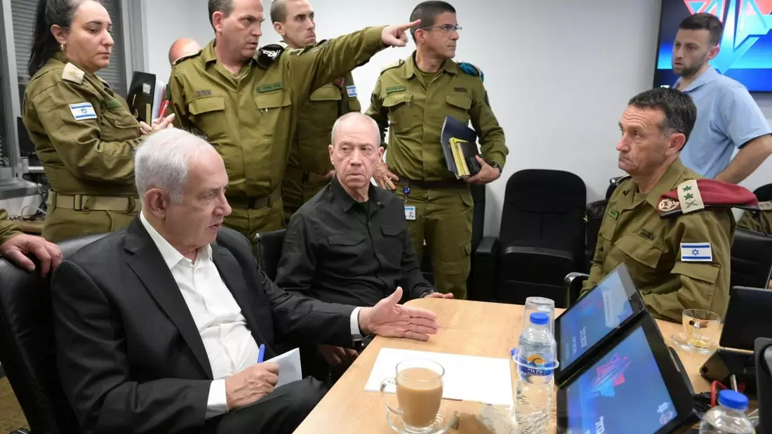 Israels Ministerpräsident Benjamin Netanjahu (l) und sein Verteidigungsminister Joav Galant (M) besprechen im Hauptquartier der Armee die Lage. - Bild: Amos Ben-Gershom/GPO/dpa