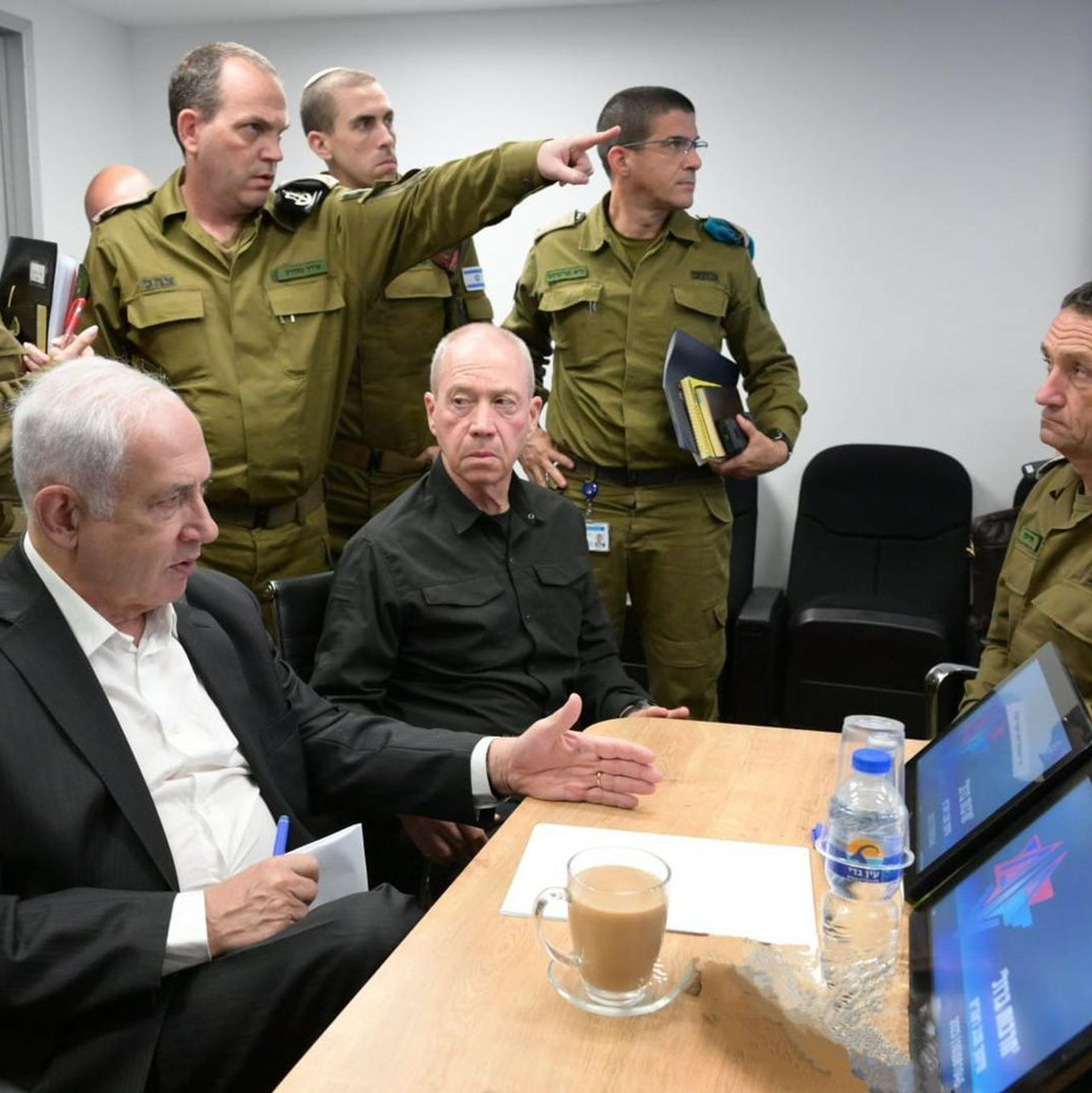 Israels Ministerpräsident Benjamin Netanjahu (l) und sein Verteidigungsminister Joav Galant (M) besprechen im Hauptquartier der Armee die Lage. - Foto: Amos Ben-Gershom/GPO/dpa