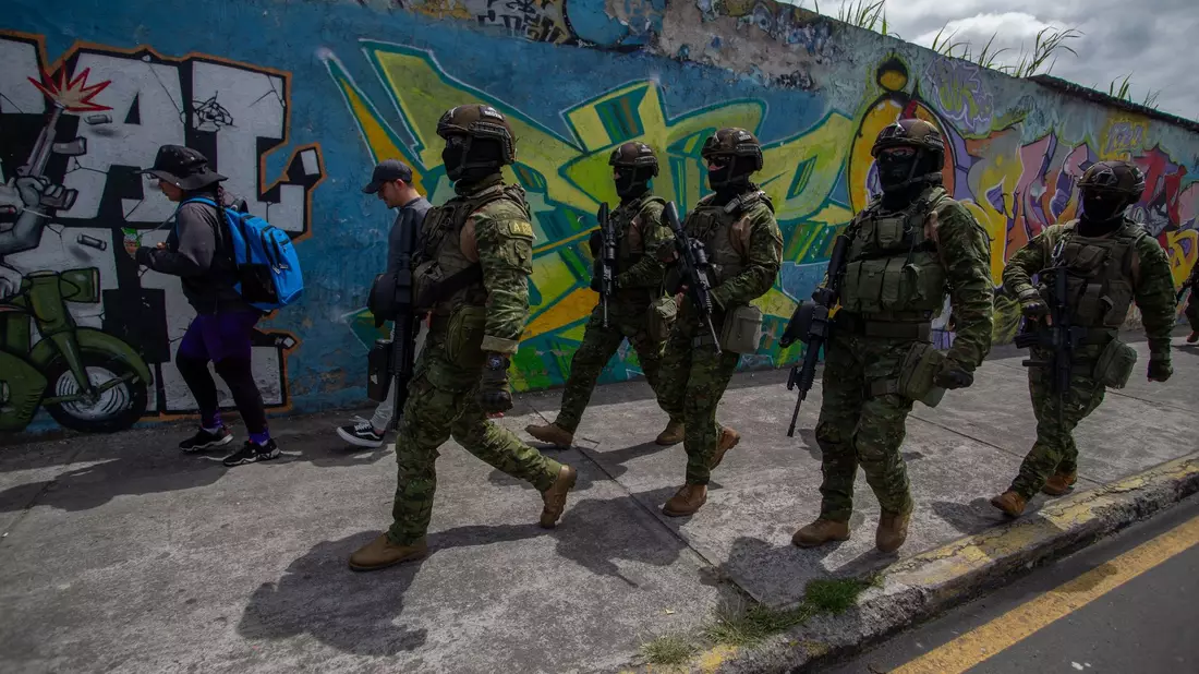 Eliteteams der ecuadorianischen Streitkräfte führen Patrouillen und Durchsuchungen in konfliktträchtigen Sektoren der Hauptstadt Quito durch. - Bild: Juan Diego Montenegro/dpa