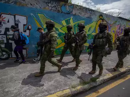 Eliteteams der ecuadorianischen Streitkräfte patrouillieren in konfliktträchtigen Teilen der Stadt Quito. - Foto: Juan Diego Montenegro/dpa