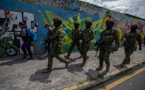 Eliteteams der ecuadorianischen Streitkräfte führen Patrouillen und Durchsuchungen in konfliktträchtigen Sektoren der Hauptstadt Quito durch. - Foto: Juan Diego Montenegro/dpa
