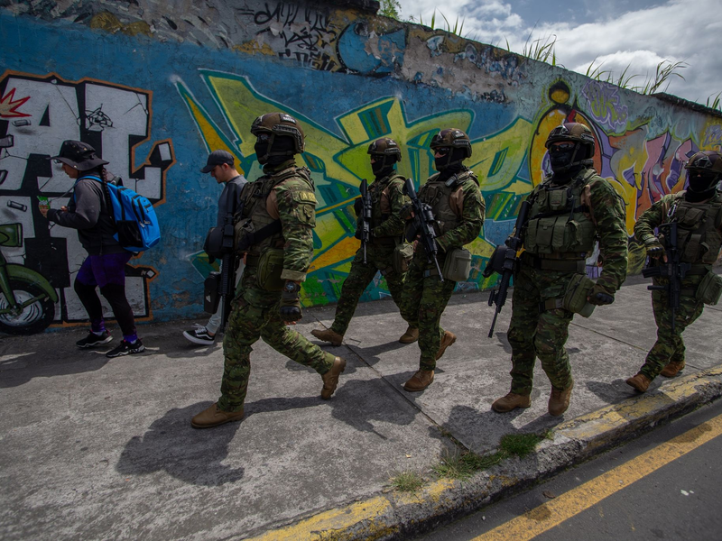 Eliteteams der ecuadorianischen Streitkräfte führen Patrouillen und Durchsuchungen in konfliktträchtigen Sektoren der Hauptstadt Quito durch. - Foto: Juan Diego Montenegro/dpa