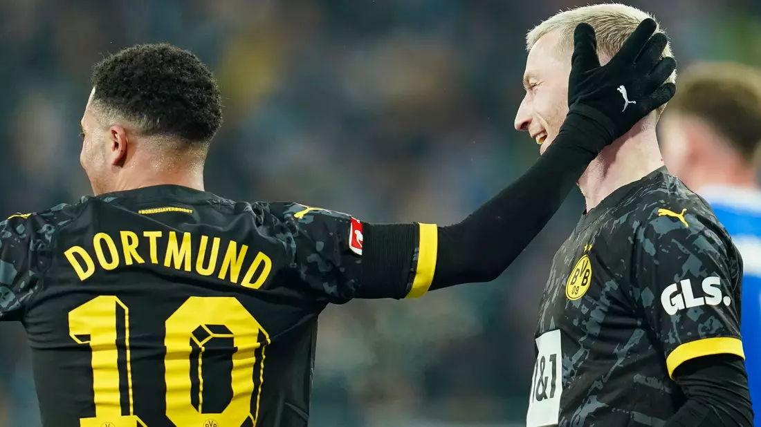 Dortmunds Torschütze Marco Reus (r) jubelt mit Jadon Sancho über das zweite BVB-Tor. - Bild: Uwe Anspach/dpa