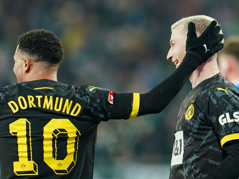 Dortmunds TorschĂŒtze Marco Reus (r) jubelt mit Jadon Sancho ĂŒber das zweite BVB-Tor. - Foto: Uwe Anspach/dpa