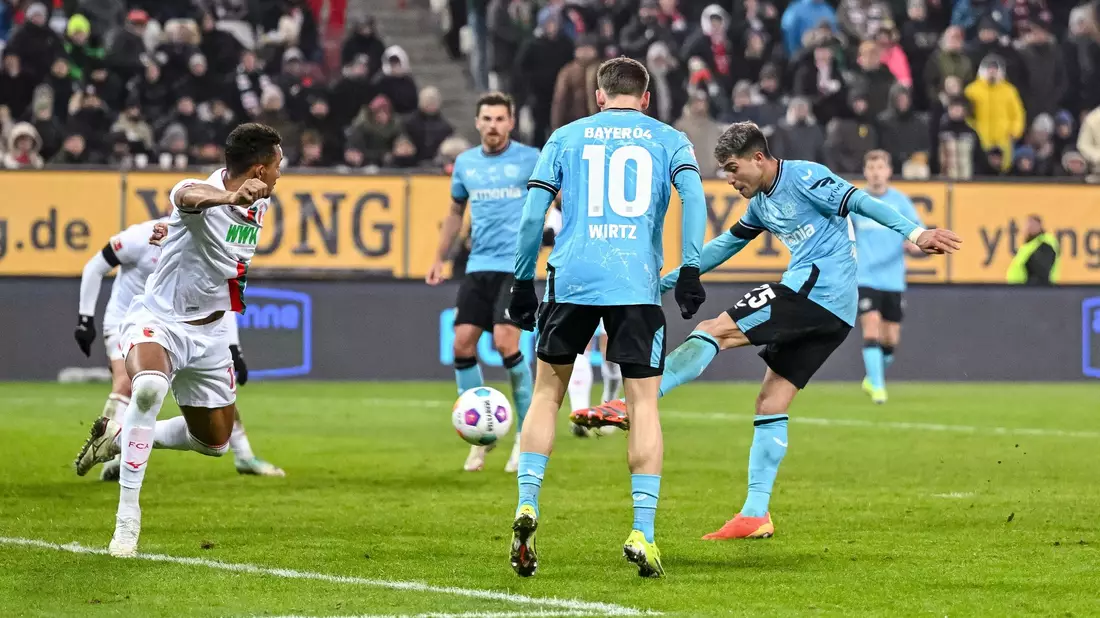 Schoss Leverkusen in Augsburg zum Sieg: Exequiel Palacios (r). - Bild: Harry Langer/dpa