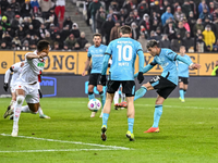 Schoss Leverkusen in Augsburg zum Sieg: Exequiel Palacios (r). - Foto: Harry Langer/dpa