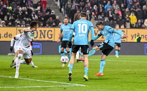 Schoss Leverkusen in Augsburg zum Sieg: Exequiel Palacios (r). - Foto: Harry Langer/dpa