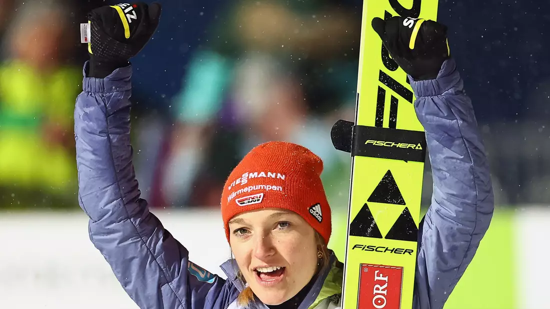 Ist zurück in der Skisprung-Weltspitze: Katharina Schmid. - Bild: Daniel Karmann/dpa