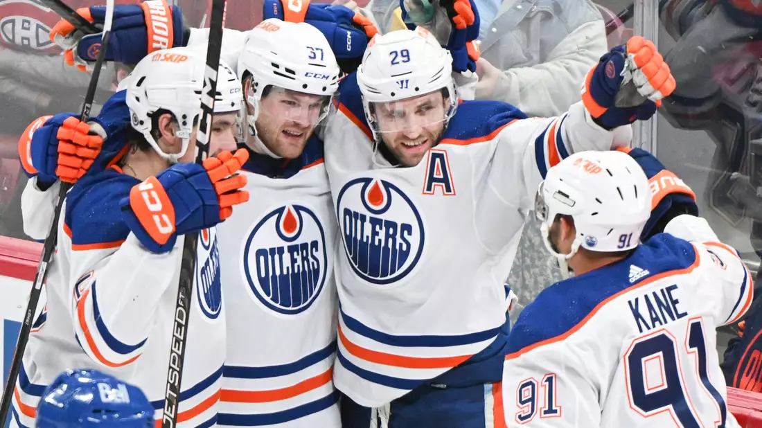 Leon Draisaitl (2.v.r.) von den Edmonton Oilers jubelt mit seinen Teamkollegen nach seinem Treffer. - Bild: Graham Hughes/The Canadian Press via AP/dpa