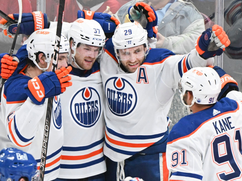 Leon Draisaitl (2.v.r.) von den Edmonton Oilers jubelt mit seinen Teamkollegen nach seinem Treffer. - Foto: Graham Hughes/The Canadian Press via AP/dpa