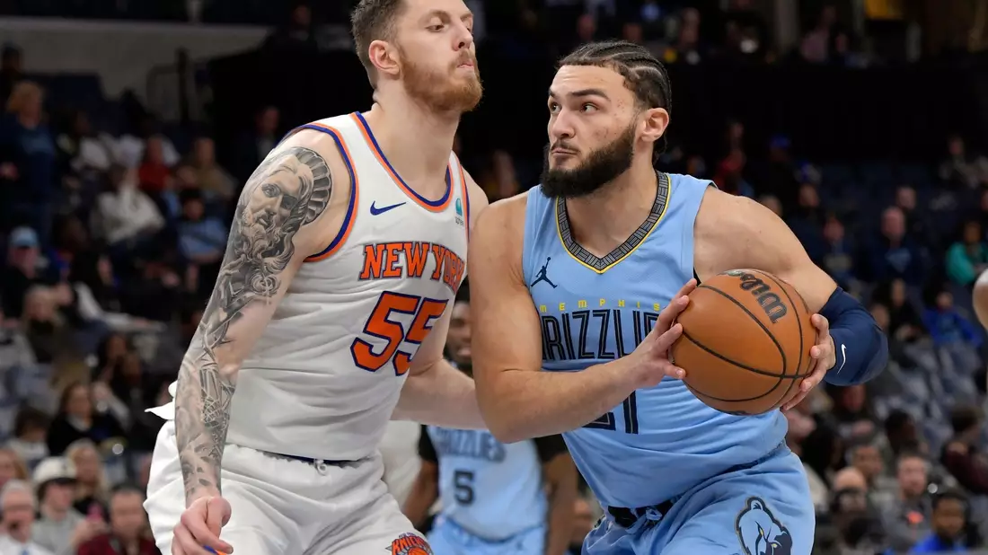 David Roddy von den Memphis Grizzlies wird von Isaiah Hartenstein (l) von den New York Knicks verteidigt. - Bild: Brandon Dill/AP/dpa