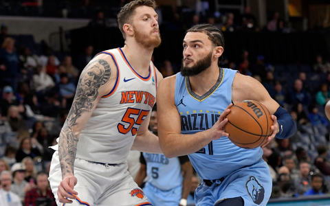 David Roddy von den Memphis Grizzlies wird von Isaiah Hartenstein (l) von den New York Knicks verteidigt. - Foto: Brandon Dill/AP/dpa