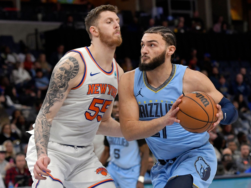 David Roddy von den Memphis Grizzlies wird von Isaiah Hartenstein (l) von den New York Knicks verteidigt. - Foto: Brandon Dill/AP/dpa