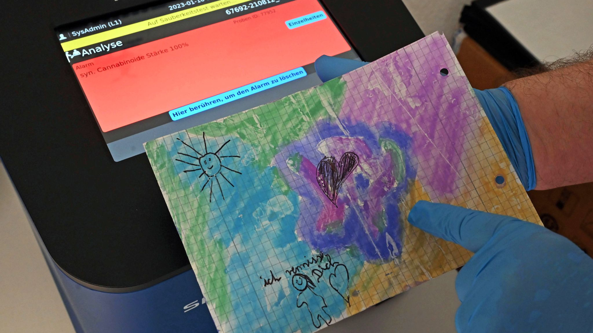 Mittels eines Drogenscanners konnte festgestellt werden, dass das Papier des Bildes mit synthetischem Cannabinoid getränkt ist. - Foto: Uli Deck/dpa