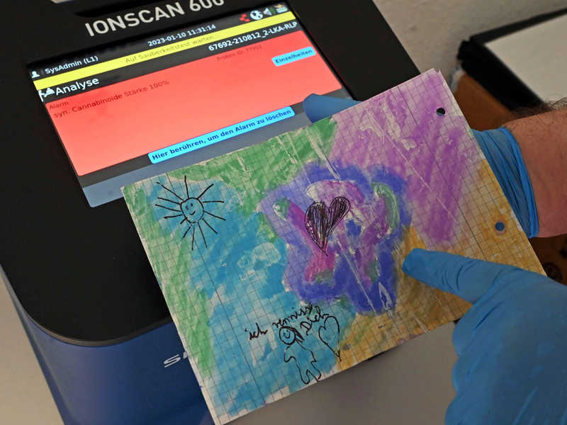 Mittels eines Drogenscanners konnte festgestellt werden, dass das Papier des Bildes mit synthetischem Cannabinoid getränkt ist. - Foto: Uli Deck/dpa