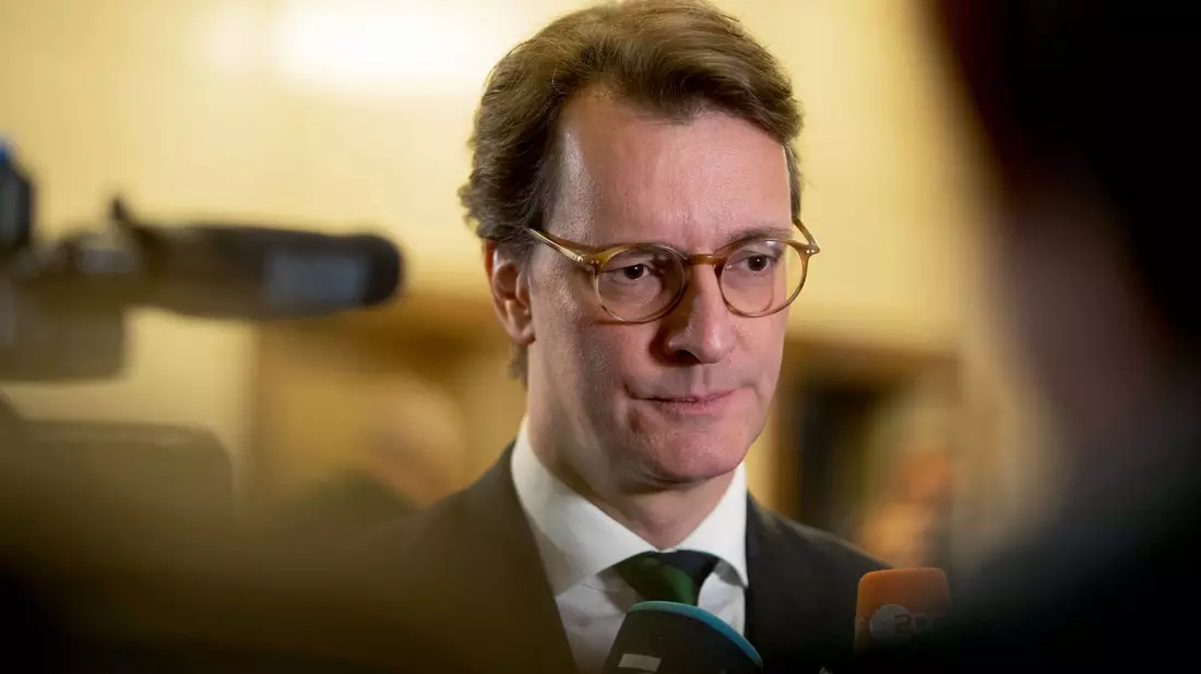 Der nordrhein-westfälische Ministerpräsident Hendrik Wüst zu einer Allianz der Mitte: «Sie muss aber jetzt auch geschmiedet werden». - Bild: Helmut Fricke/dpa