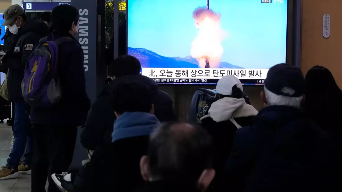 Ein nordkoreanischer Raketenstart ist während einer Nachrichtensendung im Bahnhof von Seoul zu sehen (Archivbild). - Bild: Ahn Young-joon/AP