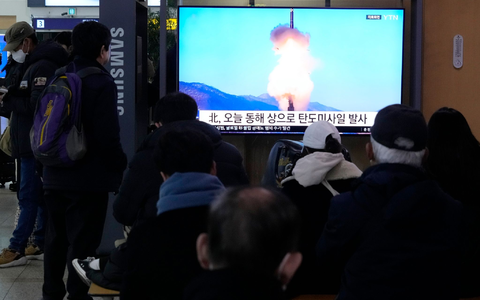 Ein nordkoreanischer Raketenstart ist während einer Nachrichtensendung im Bahnhof von Seoul zu sehen (Archivbild). - Foto: Ahn Young-joon/AP Ein nordkoreanischer Raketenstart ist während einer Nachrichtensendung im Bahnhof von Seoul zu sehen (Archivbild). - Foto: Ahn Young-joon/AP