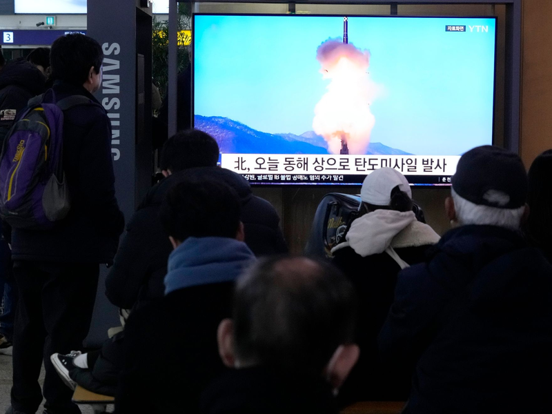 Ein nordkoreanischer Raketenstart ist während einer Nachrichtensendung im Bahnhof von Seoul zu sehen (Archivbild). - Foto: Ahn Young-joon/AP