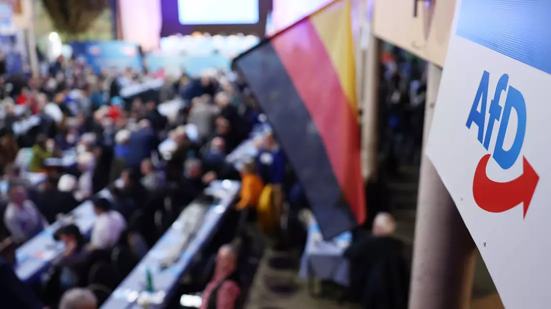 Die AfD steht weiter im Fokus der Kritik ihrer politischen Gegner. - Bild: Daniel Löb/dpa