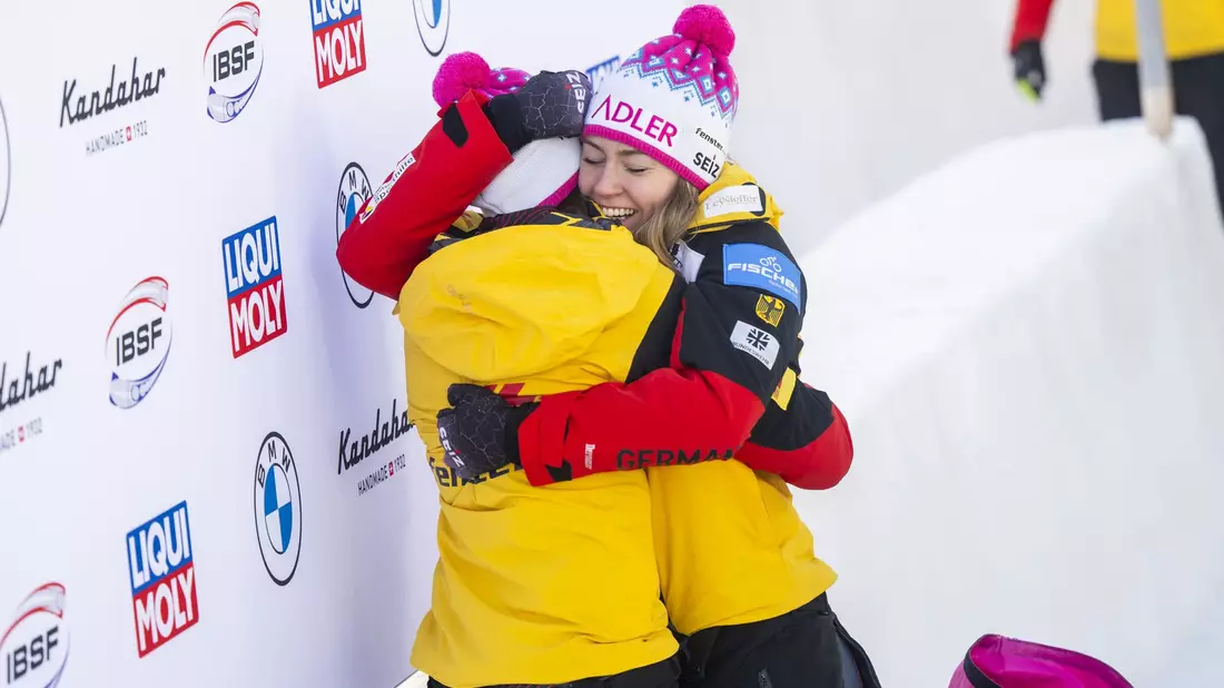 Laura Nolte und Anschieberin Neele Schuten jubeln in St. Moritz. - Bild: Mayk Wendt/KEYSTONE/dpa