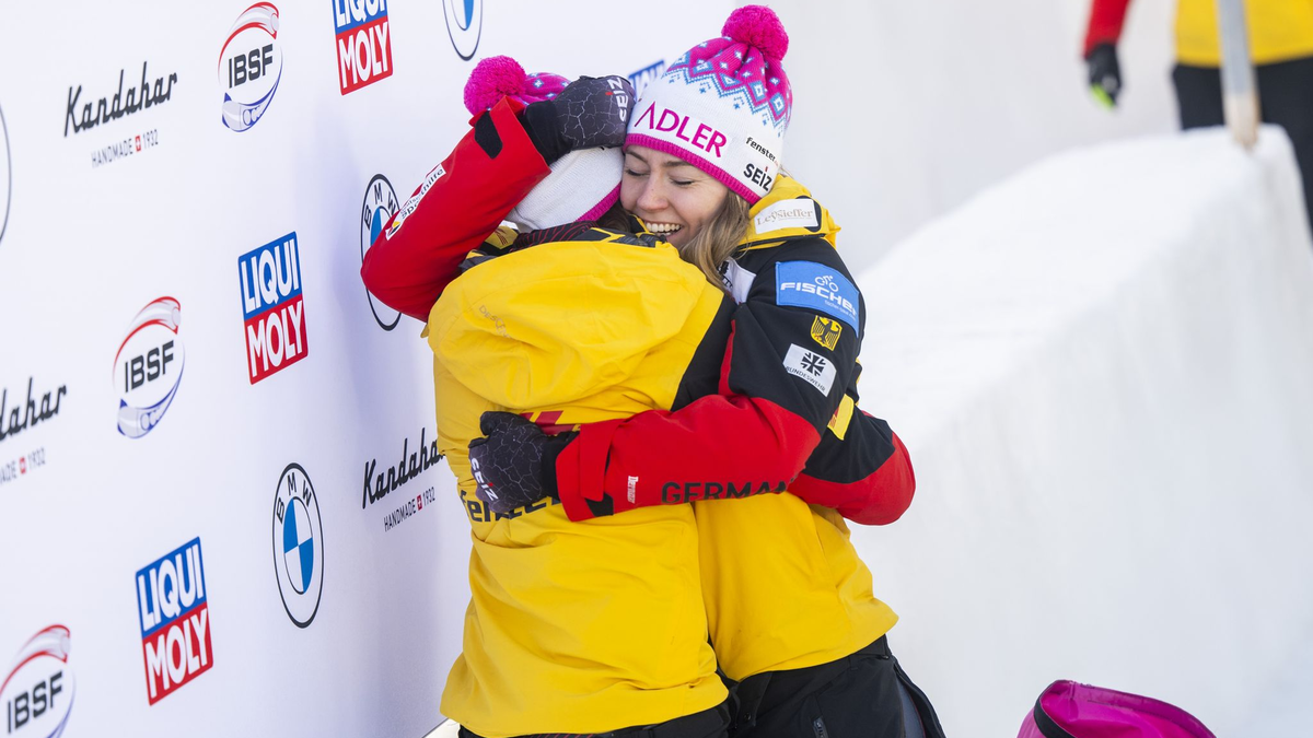 Laura Nolte und Anschieberin Neele Schuten jubeln in St. Moritz. - Foto: Mayk Wendt/KEYSTONE/dpa