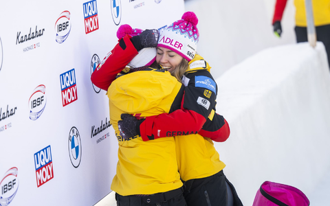 Laura Nolte und Anschieberin Neele Schuten jubeln in St. Moritz. - Foto: Mayk Wendt/KEYSTONE/dpa