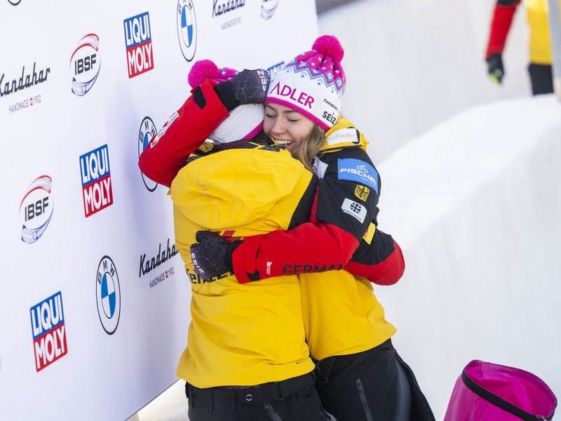 Laura Nolte und Anschieberin Neele Schuten jubeln in St. Moritz. - Foto: Mayk Wendt/KEYSTONE/dpa