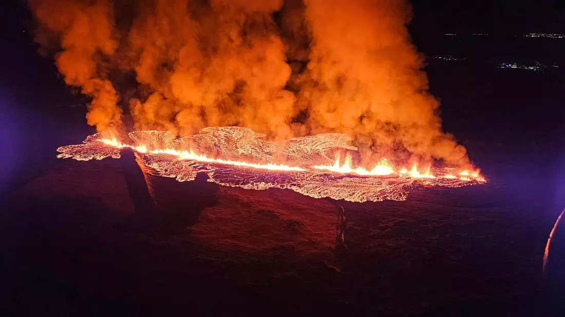 Die Lava beim Ausbruch des Vulkans auf Island. - Bild: Uncredited/Icelandic Civil Protection/AP/dpa