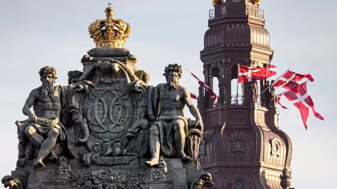 Dänische Flaggen wehen am Schloss Christiansborg. Vom Balkon des Schlosses wird Frederik X. am Nachmittag zum König proklamiert. - Bild: Martin Meissner/AP/dpa