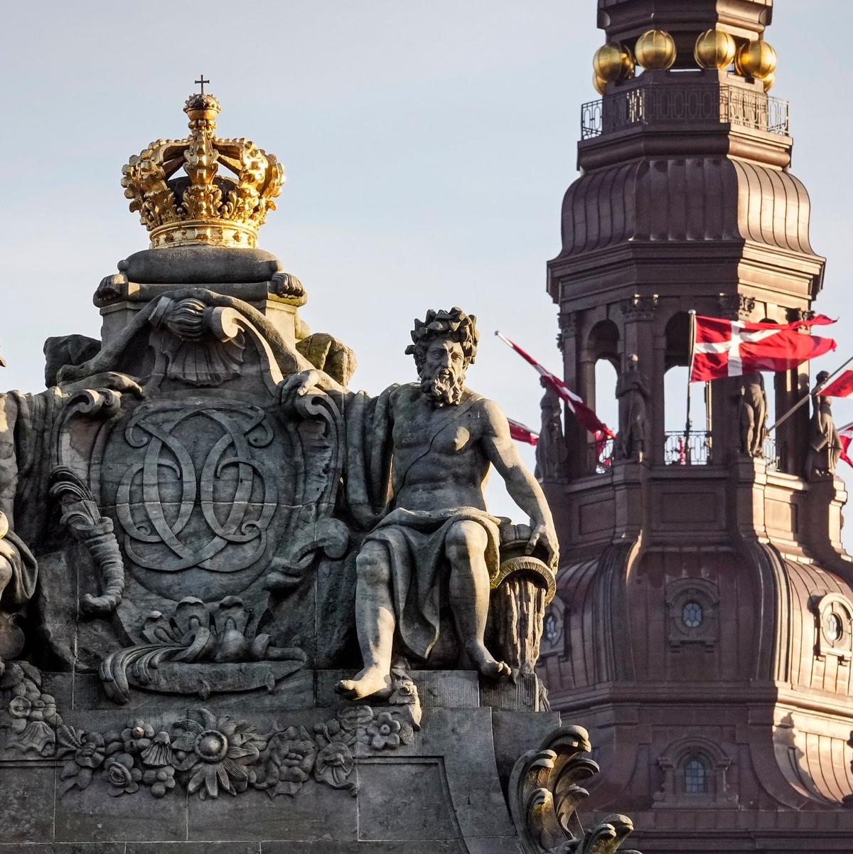 Dänische Flaggen wehen am Schloss Christiansborg. Vom Balkon des Schlosses wird Frederik X. am Nachmittag zum König proklamiert. - Foto: Martin Meissner/AP/dpa