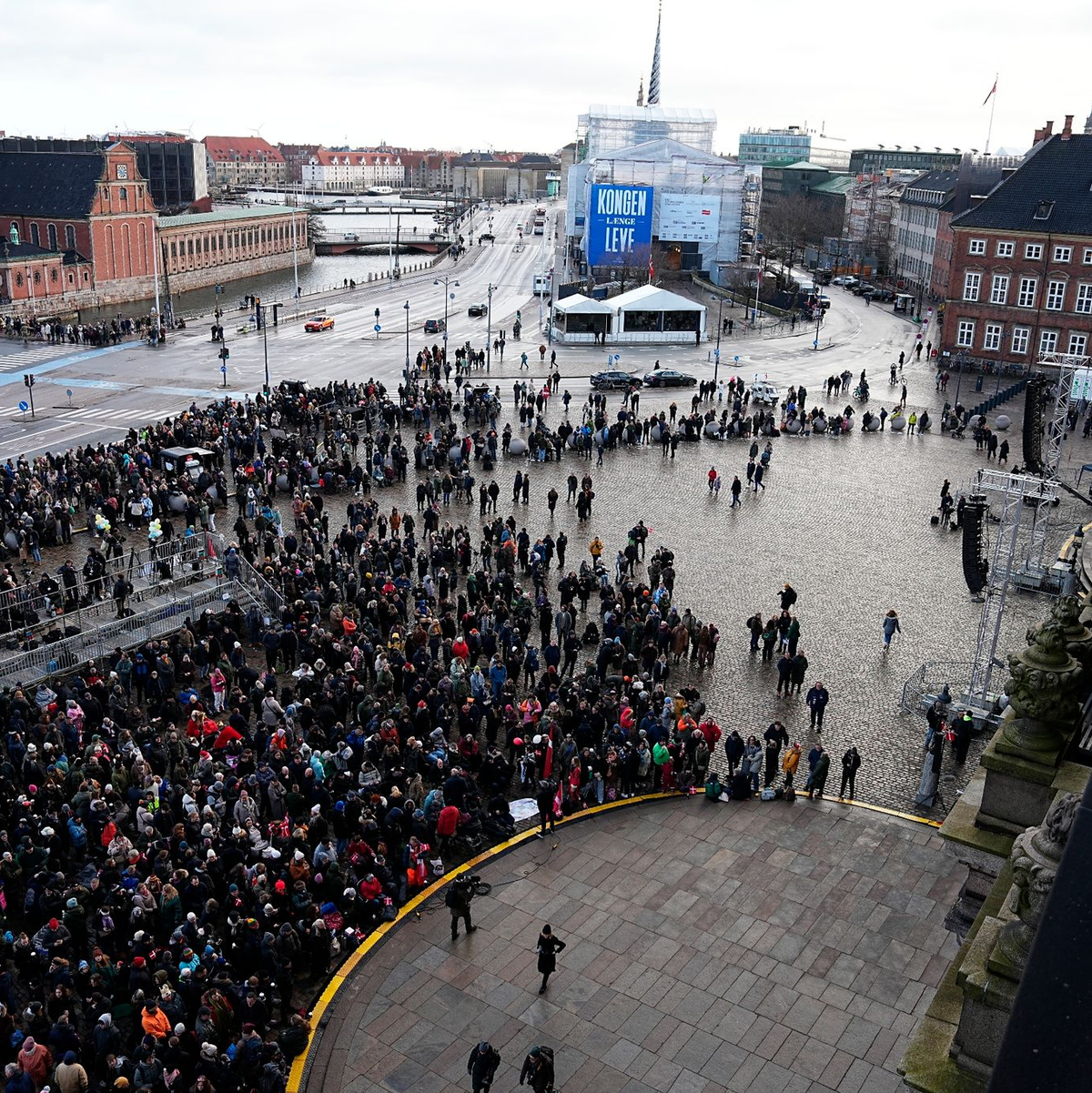 Schon früh am Morgen haben sich Menschen auf dem Platz von Schloss Christiansborg versammelt, um sich einen guten Blick auf den neuen König zu sichern. - Foto: Mads Claus Rasmussen/Ritzau Scanpix Foto/AP/dpa