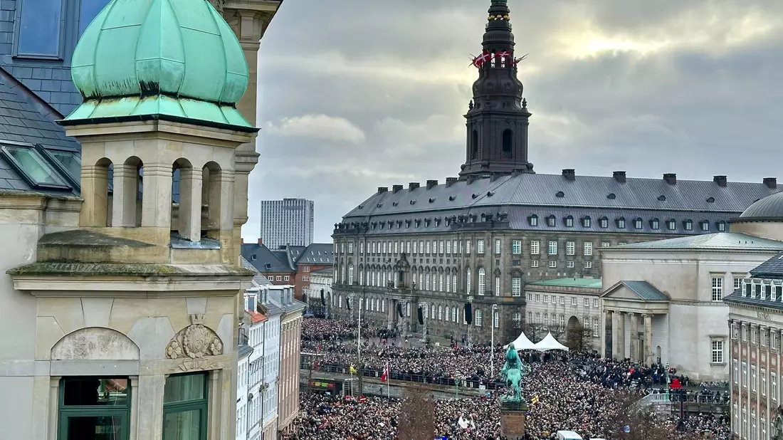 Menschen versammeln sich auf dem Platz von Schloss Christiansborg. - Bild: Steffen Trumpf/dpa