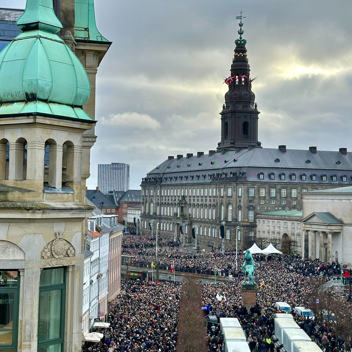 Menschen versammeln sich auf dem Platz von Schloss Christiansborg. - Foto: Steffen Trumpf/dpa