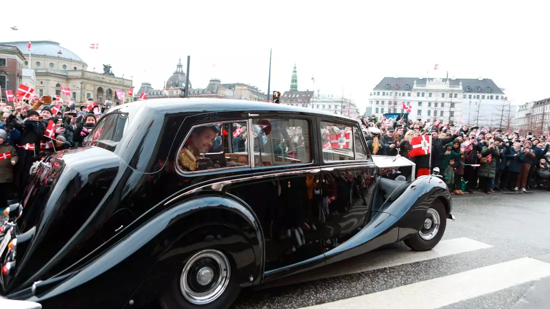 Kronprinz Frederik im Auto Krone 1 begrüßt die Fans, während der Fahrt von Schloss Amalienborg zum Schloss Christiansborg. - Bild: Nicolai Lorenzen/Ritzau Scanpix Foto/AP/dpa
