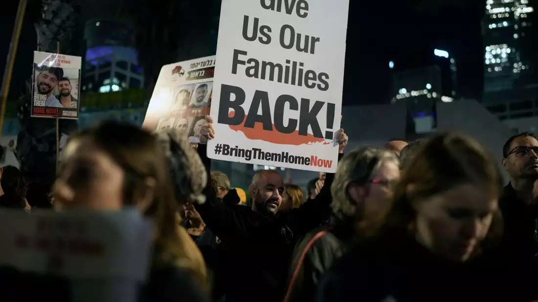 Mit 24-stündigen Protesten rund um Tel Aviv begehen die Israelis heute den 100. Tag der Geiselnahme durch die Hamas. - Bild: Leo Correa/AP