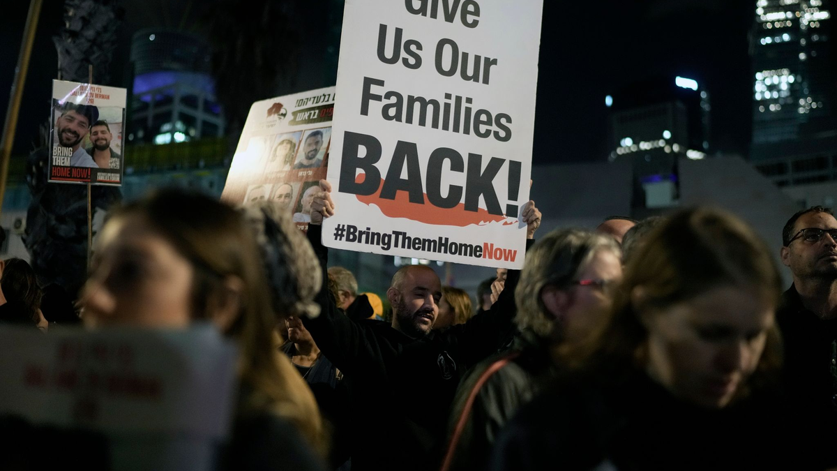 Mit 24-stündigen Protesten rund um Tel Aviv begehen die Israelis heute den 100. Tag der Geiselnahme durch die Hamas. - Foto: Leo Correa/AP