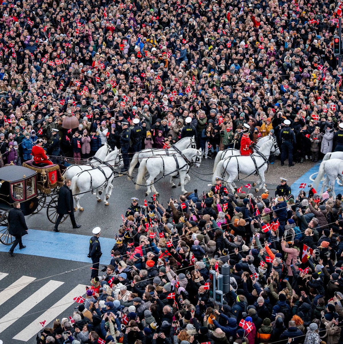 Dänemarks Königin Margrethe II. auf dem Weg zum Schloss Christiansborg. - Foto: Ida Marie Odgaard/Ritzau Scanpix Foto/AP/dpa